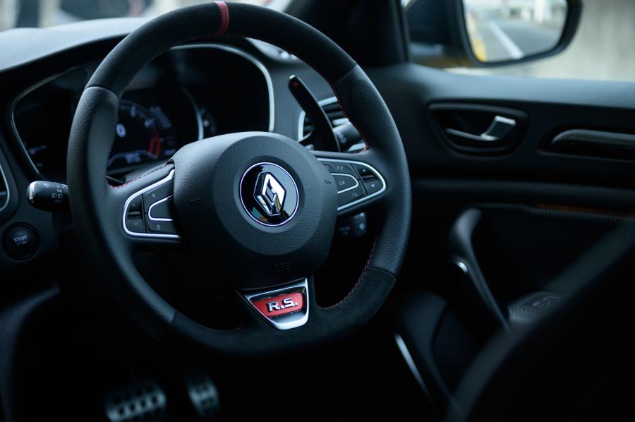 Интерьер Renault Megane R.S. Trophy 2018 года  (JP) (фото 16 из 34)